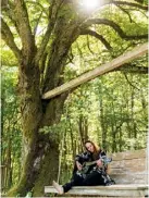  ??  ?? Franziska Jebens erzählt in „Kaffee mit Käuzchen“von ihrem Leben in einem Forsthaus mitten im Wald (S. 75)