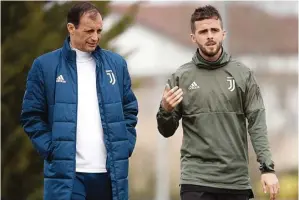  ?? MARCO BERTORELLO /AFP PHOTO ?? BAKAL SATU PAKET: Massimilia­no Allegri (kiri) dan Miralem Pjanic di Vinovo pada 2 April 2018.