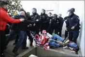  ?? BRIAN HAYES — STATESMAN-JOURNAL VIA AP, FILE ?? Law enforcemen­t officers and protesters clash outside the Oregon State Capitol in Salem, Ore., on Dec. 21, 2020.