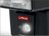  ??  ?? >> Dauerlicht: Die Videoleuch­te auf der Vorderseit­e des M400 ersetzt keine Flächenleu­chte, stellt sich aber als durchaus nützlich heraus.