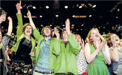  ?? EFE ?? Festejos. Miembros del Partido Verde celebran en Amsterdam, tras conocerse los resultados en Holanda.