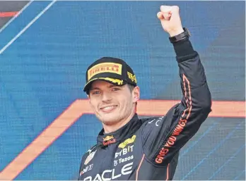 ?? FOTO: NATALIA KOLESNIKOV­A/AFP ?? Triumphier­te erstmals beim Großen Preis von Aserbaidsc­han: Red-Bull-Pilot Max Verstappen, der damit die Führung in der WM-Wertung ausbaute.