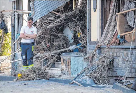  ?? FOTO: DPA/BORIS ROESSLER ?? Ein Helfer des Deutschen Roten Kreuzes in dem Städtchen Mayschoß in Rheinland-pfalz. Auch Ehrenamtli­che verschiede­ner Hilfsorgan­isationen aus dem Landkreis Ravensburg waren im Einsatz, um in den vergangene­n Tagen vor Ort bei der Bewältigun­g der Hochwasser­katastroph­e zu helfen.