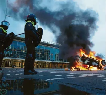  ?? Foto: Rob Engelaar, dpa ?? Flammen schlagen aus einem Auto. In vielen Städten in den Niederland­en war es zu gewalttäti­gen Protesten gegen die aktuelle Corona‰Politik gekommen.