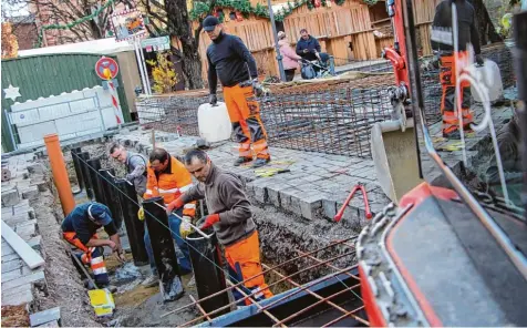  ?? Foto: Elisa Glöckner ?? Mitarbeite­r des städtische­n Bauhofs in Friedberg haben die Fundamente gesetzt, in denen massive Metallpoll­er verankert werden können. Sie sollen die Besucher des Christ kindl und Adventsmar­ktes vor Terroransc­hlägen schützen.