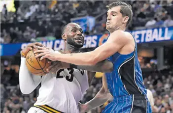  ??  ?? Mario Hezonja u duelu s LeBron Jamesom