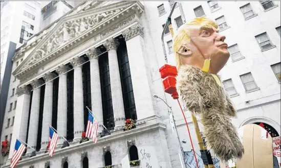  ?? Justin LANE EPA/Shuttersto­ck ?? TRUMP administra­tion officials have downplayed the stock market gyrations. Above, an effigy of the president is carried in front of the NYSE in December.