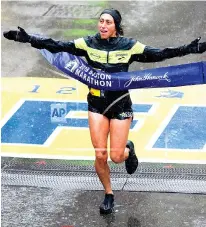  ?? AP FOTO ?? THE COLD NEVER BOTHERED HER ANYWAY.
Desiree Linden braved the rain, wind and cold to win the Boston Marathon.