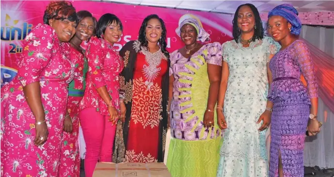  ??  ?? L-R: Sunlight ‘Alarambara’ radio characters, Omolola Kazeem; Boluwaduro Adeseko; Abidemi Olukuewu; Nollywood actress and lead character, Mosun Filani Oduoye; Winner of the Alarambara Fashion Parade competitio­n, Kofoworola Fagbenro; Category Manager,...