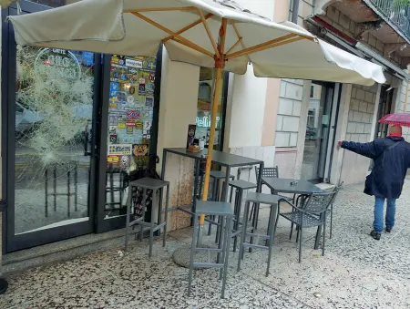  ?? (Sartori) ?? Corso Cavour La vetrata del bar «Oro Bianco» dopo il raid ultrà di domenica pomeriggio ad opera di ultrà del Napoli