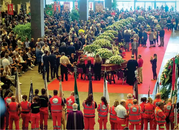  ?? (Fotogramma) ?? La cerimonia Le bare delle vittime, i fiori, il dolore dei parenti e dei sopravviss­uti, le autorità nazionali e locali, gli abitanti di Genova: ecco chi c’era ieri ai funerali di Stato di 19 delle 43 vittime del ponte crollato