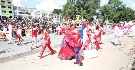  ?? JOAQUIM ARMANDO | EDIÇÕES NOVEMBRO ?? Grupo carnavales­co Ovindjendj­e, do município do Chijenji, convenceu o júri no desfile provincial do Carnaval no Planalto Central