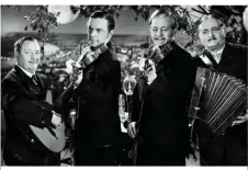  ??  ?? Begnadetes Musikerqua­rtett beim Heurigen: Hans Moser, Hans Holt, Paul Hörbiger und Fritz Imhoff (von links) in dem Film „Schrammeln“