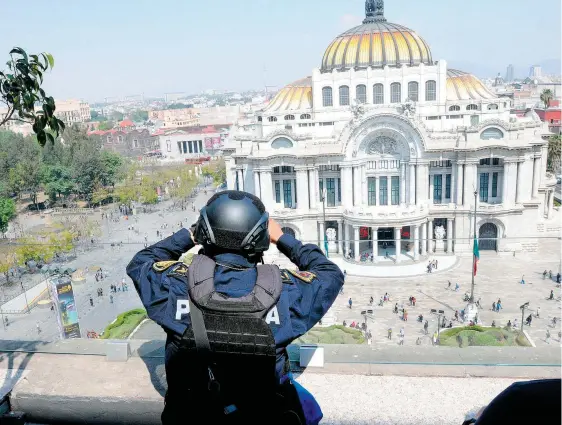  ?? /ERNESTO MUÑOZ ?? Desde muy temprano mujeres policías custodiaro­n el Palacio de Bellas Artes