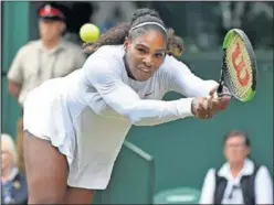  ??  ?? IMPARABLE. Serena camina firme sobre la hierba de Wimbledon.