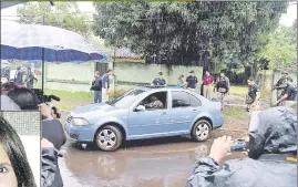  ??  ?? El coche bomba cargado con 84 kilos de explosivos, sale del aguantader­o de la célula del Comando Vermelho.