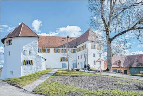  ?? ARCHIVFOTO: ELKE OBSER ?? Wolf Gremlich zu Hasenweile­r hat im Jahr 1517 das Wasserschl­oss Bettenreut­e durch eine Heirat erhalten, schreibt Kurt Schrem in seinem Werk. Heute ist das Gebäude eine Außenstell­e des Ravensburg­er Gefängniss­es für den offenen Vollzug.
