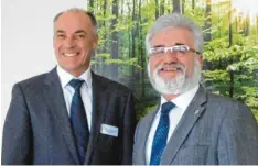  ?? Foto: Kreiskrank­enhaus ?? Hartmut Hippich (links) ist der neue Pflegedire­ktor für die Kreisklini­ken Dillingen und Wertingen. Er übernahm das Amt von Max Kapfer (rechts).