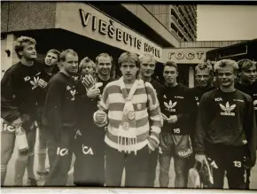  ?? Bild: Privat ?? Ensam blåvit supporter var Jerker när IFK Göteborg mötte Zalgriris Vilnius i Uefa-cupen 1989. Då blev det förstås lagbild med bröderna Ravelli, Klas Ingelsson med flera.