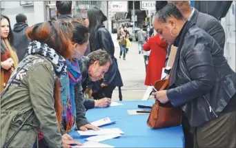  ??  ?? 百餘民眾擠爆傑克森高­地多元廣場，現場申請紐約市民卡。(記者牟蘭／攝影)