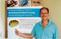  ?? Foto: Schaa Schilbach ?? Leo Rasch vom Landesverb­and für Vogelschut­z Bayern vor einer Schautafel, die über die Bedeutung der Bachmusche­l informiert.