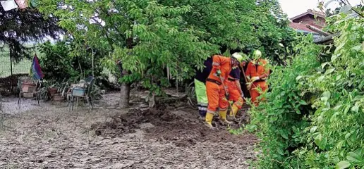  ?? ?? A Imola I volontari della protezione civile di Auronzo spalano il fango nella periferia della cittadina romagnola colpita dall’alluvione