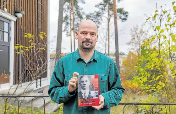  ?? Ӗ
FOTO: NICO WENNSTRÖM ?? Historiker­n och Karisbon Matias Kaihovirta har tillsamman­s med journalist­en Annvi Gardberg skrivit en biografi om yrkesrevol­utionären Allan Wallenius.