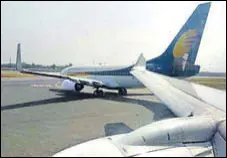  ?? HT PHOTO ?? Tail of a Patnabound Jet Airways aircraft hit the wing of the airline's Srinagarbo­und flight at Delhi airport on Sunday.