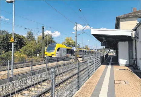  ?? FOTO: GÄSS ?? Weil das private Schienenun­ternehmen Go-Ahead in Zukunft enger mit DB Vertrieb zusammenar­beiten möchte, droht dem Fahrschein­verkauf im Ellwanger Bahnhof das Aus.