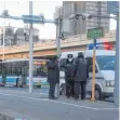  ?? FOTO: NOEL CELIS/AFP ?? Polizeikrä­fte wie hier in Shanghai sind in China massiv auf den Straßen präsent, um Proteste sofort im Keim zu ersticken.