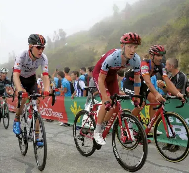  ??  ?? Boswell joined the gruppetto on the Balcón de Bizkaia in the Vuelta a España