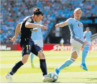  ?? LAVANDEIRA JR / EFE ?? Gareth Bale golpea la pelota ante el eslovaco Lobotka durante el encuentro.