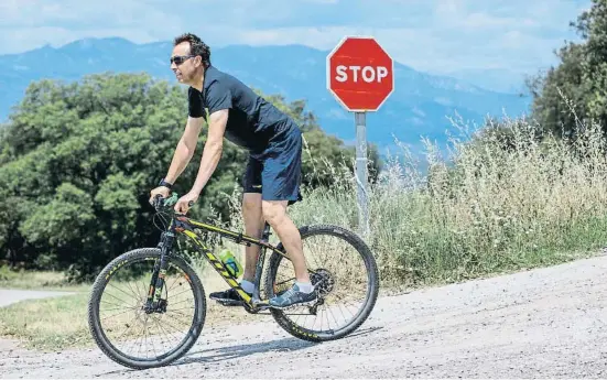  ?? ?? Nani Roma, amb la bicicleta als voltants de casa seva, no es pensa aturar en la lluita contra el càncer