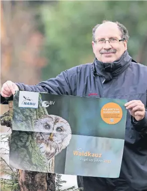  ?? RP-FOTO: CHRISTOPH ?? Jürgen Hinke (NABU) präsentier­t im Botanische­n Garten den Vogel des Jahres, den Waldkauz.