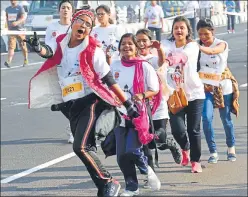  ?? SUBHANKAR CHAKRABORT­Y/HT PHOTOS ?? ▪ (Clockwise from top) The 21km, 10km and 5km runs of the Lucknow City Half Marathon began from the 1090 crossing in Gomti Nagar, Lucknow on Sunday morning. While age and disability did not deter the participan­ts, the event saw a good number of...