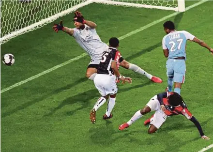  ?? AFP PIC ?? Monaco’s Thomas Lemar (right) scores in a Ligue 1 match against Nice at the Allianz Riviera in Nice on Tuesday.