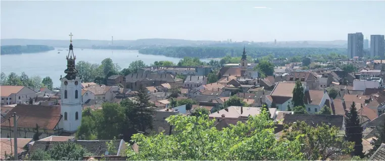  ??  ?? Vistas de Belgrado desde la colina de Zemun. A lo lejos, la isla Gran Guerra. El nombre hace referencia a las decenas de veces que invasores han intentado conquistar la ciudad a través de este territorio sobre el agua.