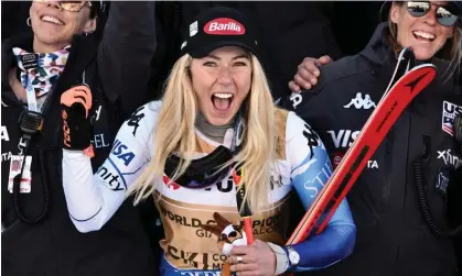  ?? ?? Mikaela Shiffrin celebrates with her team after winning gold at the world championsh­ips. Photograph: Jeff Pachoud/AFP/Getty Images