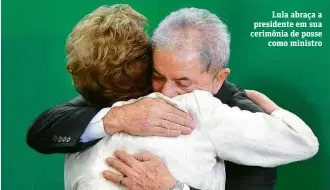  ?? Evaristo Sá/AFP ?? Lula abraça a presidente em sua cerimônia de posse
como ministro