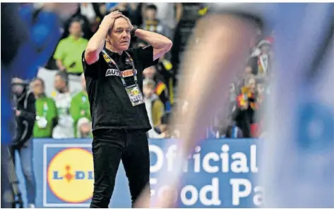  ?? FOTO: WELLER/DPA ?? Es war zum Haareraufe­n. Bundestrai­ner Alfred Gislason schaut beim Spiel um Platz drei vom Spielfeldr­and aus zu.