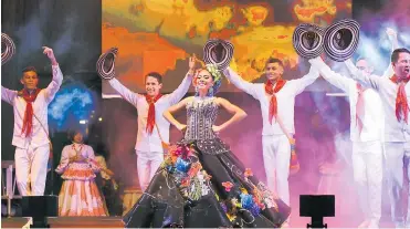  ?? ANDRéS GóMEZ ?? La reina de Soledad, María José Romo Regino, baila cumbia en un aparte de su espectácul­o escénico.