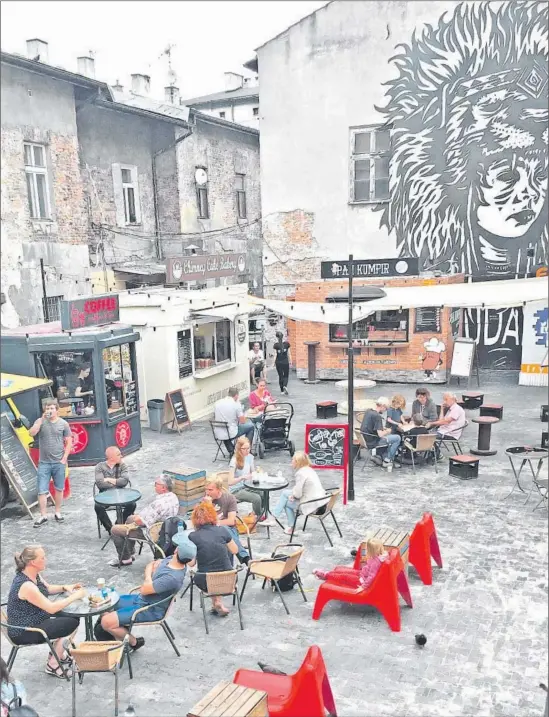  ?? Photograph of food stalls in the Kazimierz neighborho­od of Krakow, Poland, by Andrew Bender ??