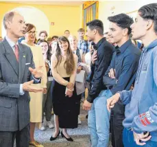  ?? FOTO: DPA ?? Prinz Edward, Herzog von Edinburgh (li.), tauscht sich mit Schülern aus BerlinWedd­ing über das internatio­nale Jugendprog­ramm aus.
