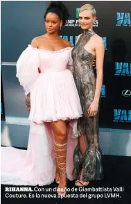  ??  ?? RIHANNA. Con un diseño de Giambattis­ta Valli Couture. Es la nueva apuesta del grupo LVMH.