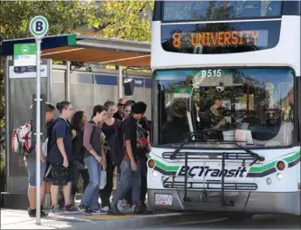  ?? Courier file photo ?? University students board a bus at the campus in this file picture from 2017. Transit officials suggest a new route along Academy Way to serve students living in nearby housing developmen­ts.