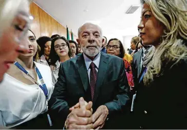  ?? Gabriela Biló/Folhapress ?? O presidente Lula (PT) é cercado por jornalista­s durante café no Palácio do Planalto