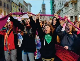  ??  ?? La manifestaz­ione a Roma organizzat­a dal movimento «Non una di meno»