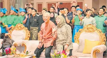  ?? — Photo via Facebook.com/Istana Negara ?? Al-Sultan Abdullah and Tunku Azizah sharing a light moment with Istana Negara staff members during the ‘Malam 1000 Kenangan’ programme on Friday.