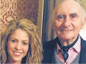  ??  ?? Juntos. La colombiana Shakira con su entonces suegro De la Rúa.