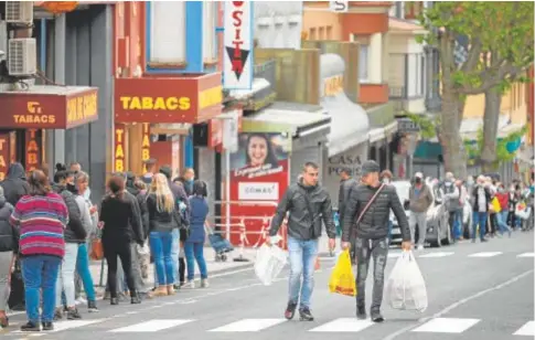  ?? // EFE ?? Colas para comprar tabaco en un estanco de la frontera con Francia